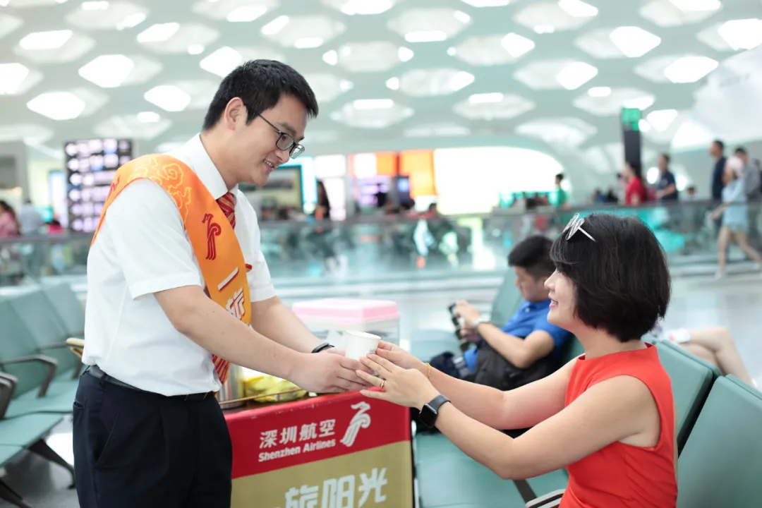 感动交通⑧·深圳航空一“旅”阳光优质服务示范组 | 用心服务 与爱随行