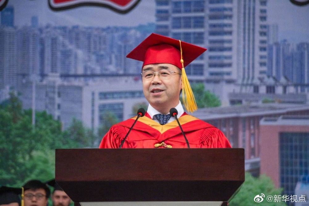 毕业典礼上,因为现场突然下起了大雨,校长张兴益在致辞时只念了标题