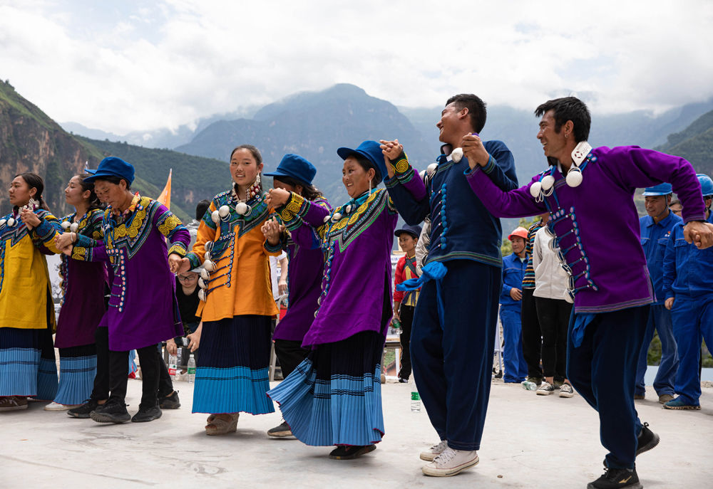 四川布拖：喜迁新居