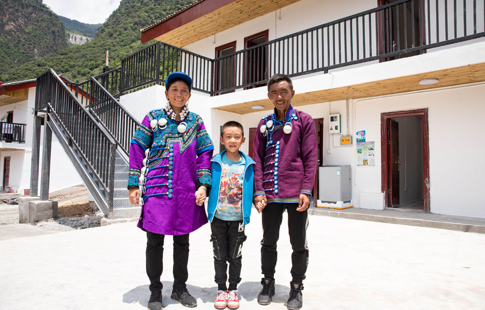 四川布拖：喜迁新居