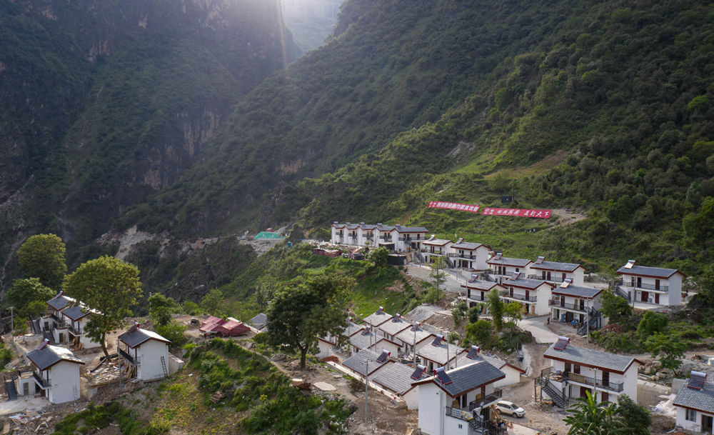 四川布拖：喜迁新居