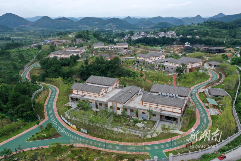 7月1日,坐落在鳳凰縣廖家橋大坪村的鳳凰中華大熊貓苑是湖南規模最大