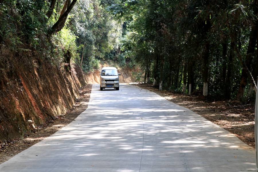 云南龙陵：一个正被农村道路改变的边境县