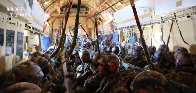 千余名空降空投骨干进行大型运输机集群跳伞训练 锻造精干、过硬“兵教头”