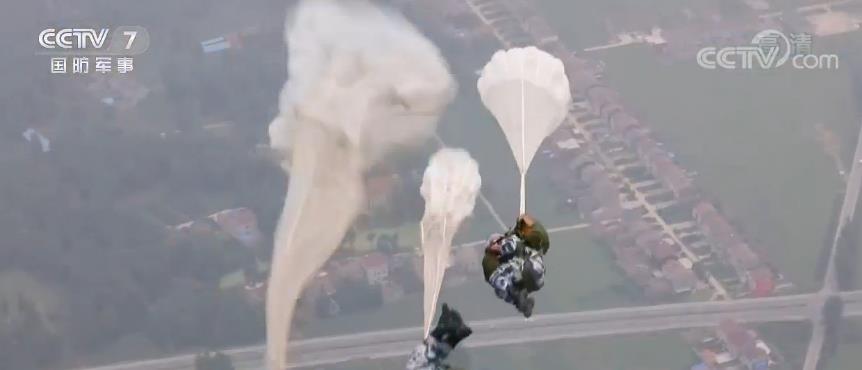 千余名空降空投骨干进行大型运输机集群跳伞训练 锻造精干、过硬“兵教头”