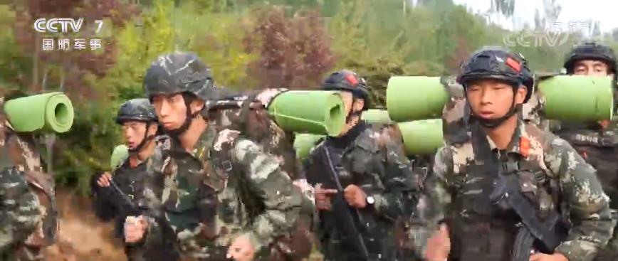 “魔鬼周”极限训练 特战队员累到吃着饭睡着却还本能抓着随身携带的武器