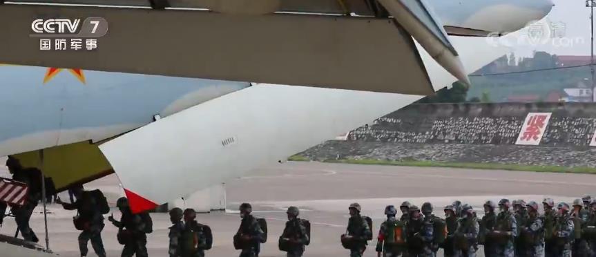 千余名空降空投骨干进行大型运输机集群跳伞训练 锻造精干、过硬“兵教头”