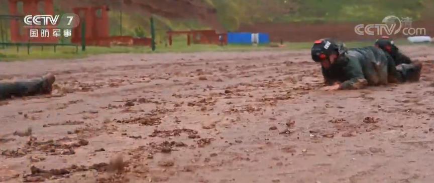 “魔鬼周”极限训练 特战队员累到吃着饭睡着却还本能抓着随身携带的武器
