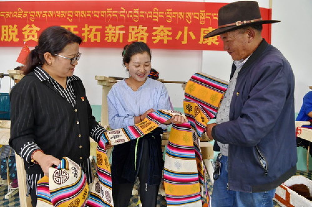 西藏：邦典合作社助农增收