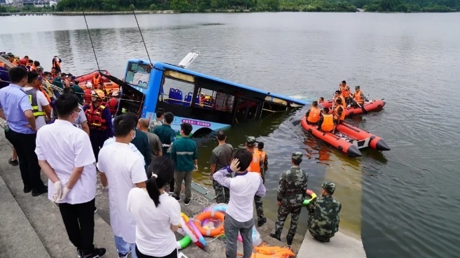 安顺公交车坠湖事件15人在医院救治1人出院