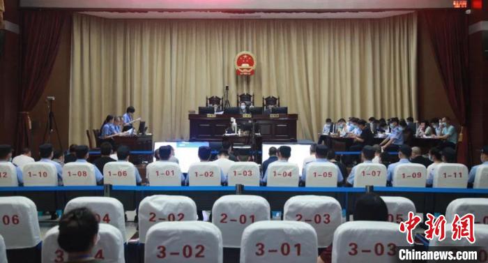 成立“排气道协会”敲诈勒索 19名被告人受审