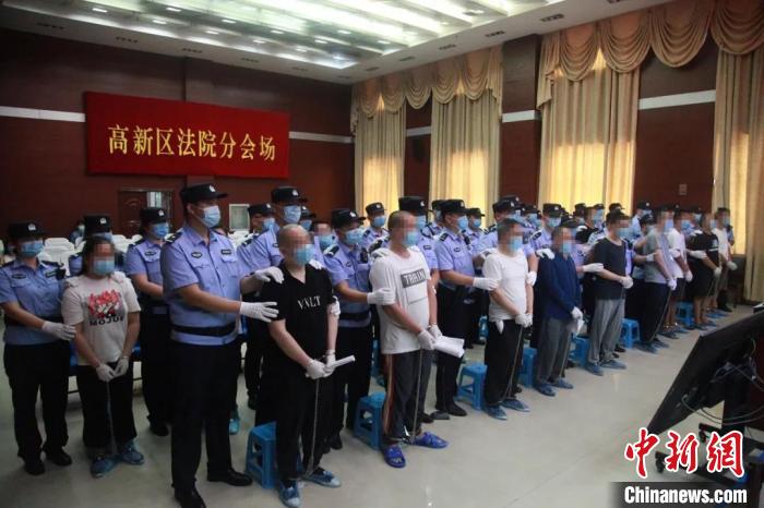 成立“排气道协会”敲诈勒索 19名被告人受审