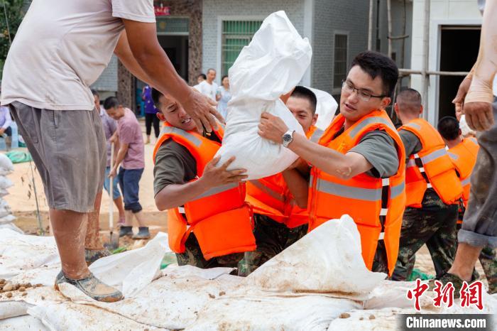 直击江西鄱阳圩堤抢险现场：军民合力保家园