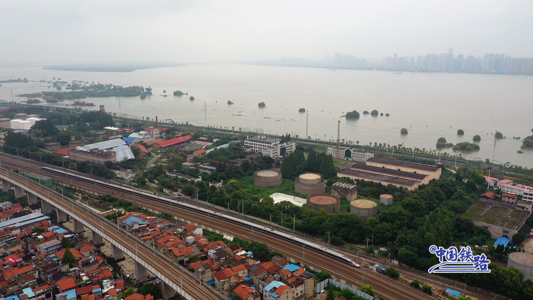 航拍!洪峰过境武汉，这里的复兴号怎么样了?
