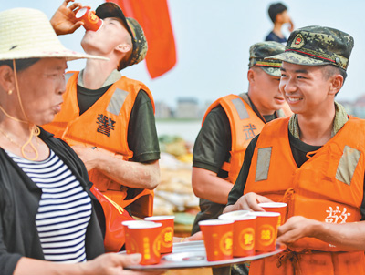 圩堤之上 军民情深（防汛救灾 全力以赴）