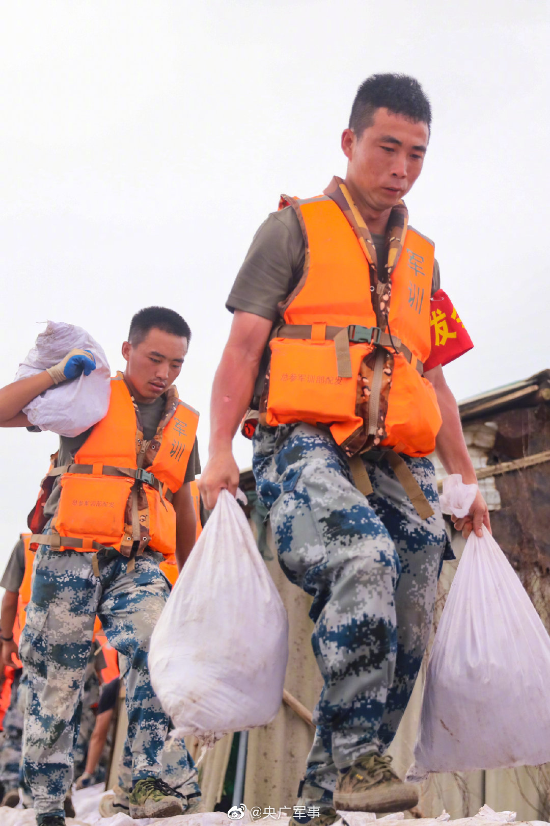 抗洪官兵瞬间图片