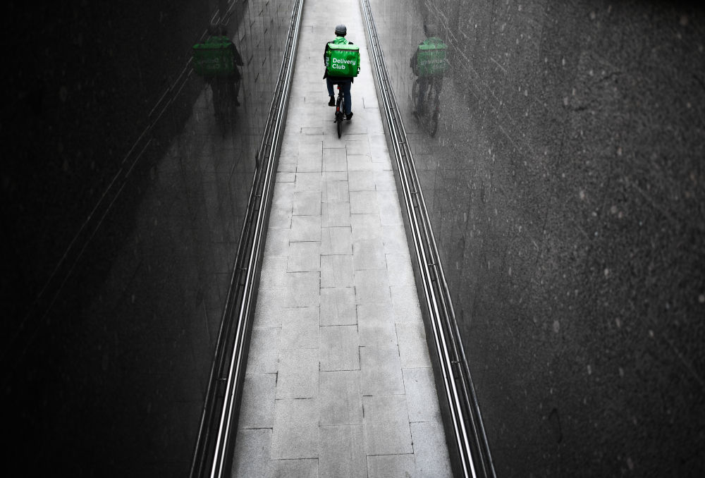 当世界停下脚步，他们依然风雨无阻