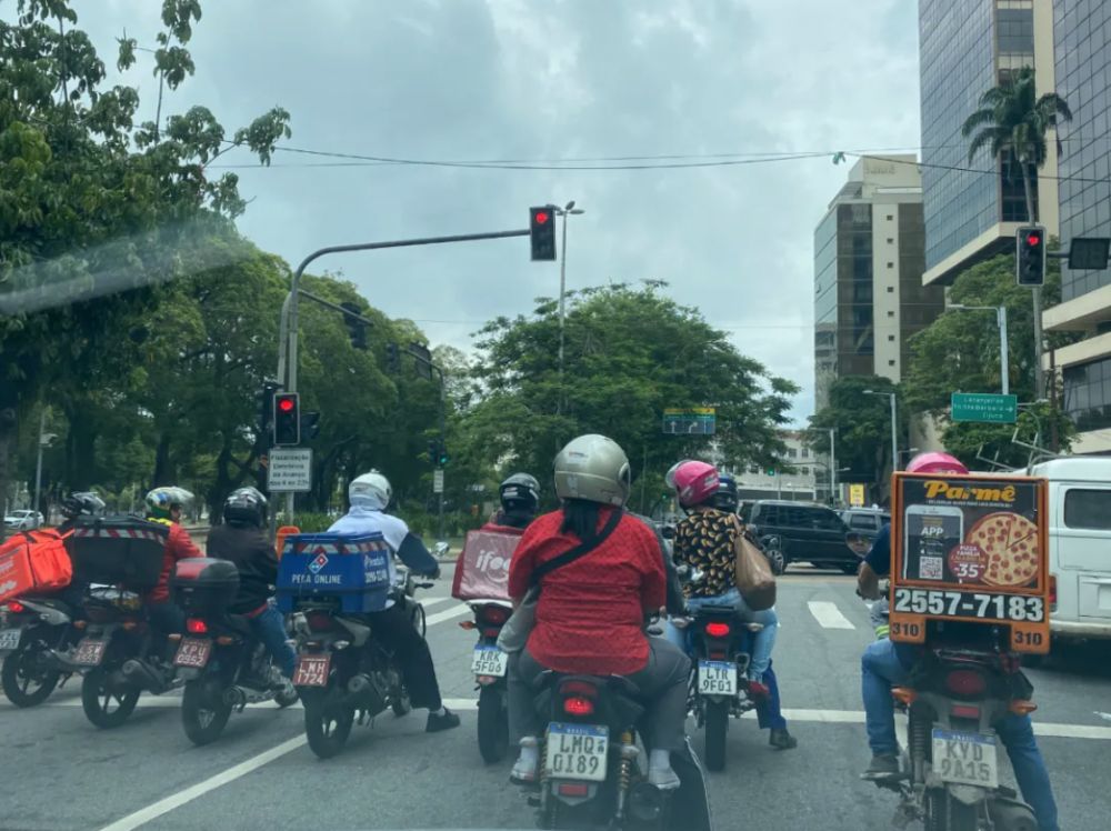 当世界停下脚步，他们依然风雨无阻