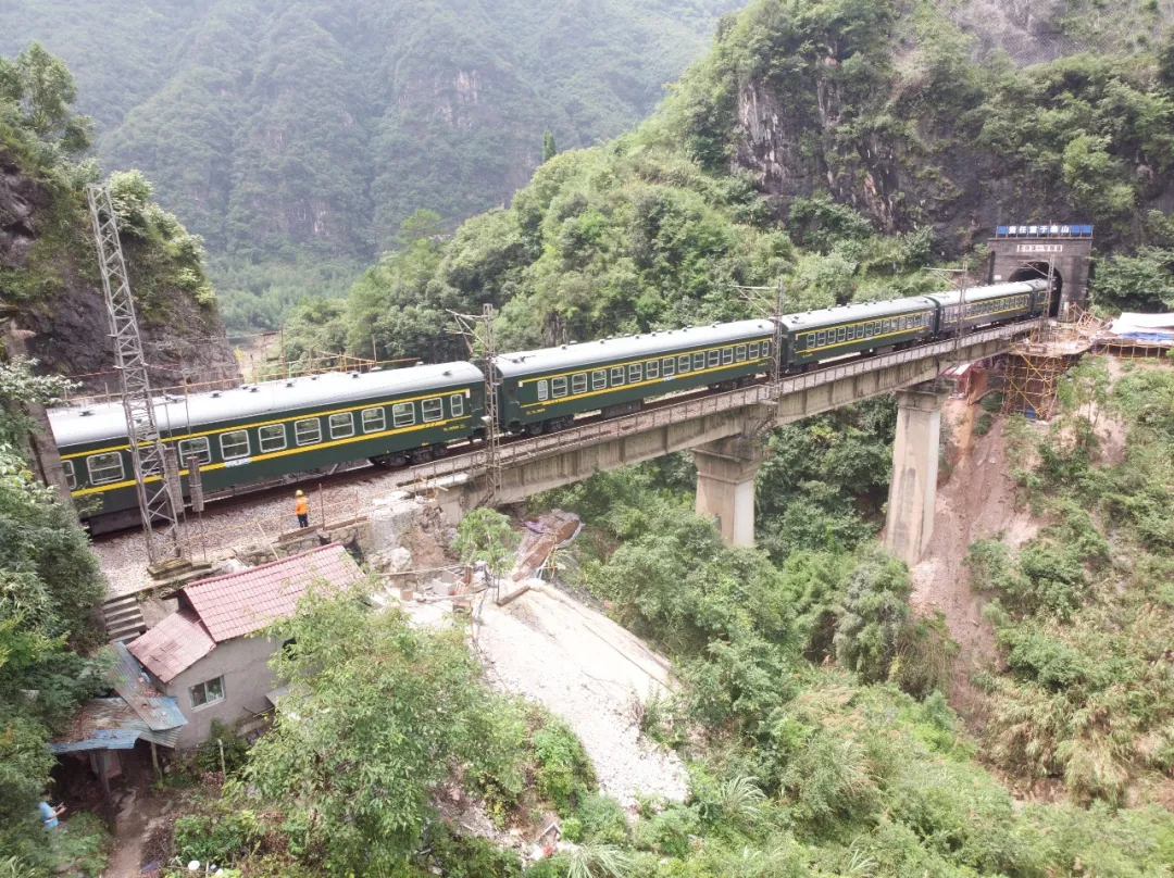 大雨来袭!两位老兵徒步走进深山里