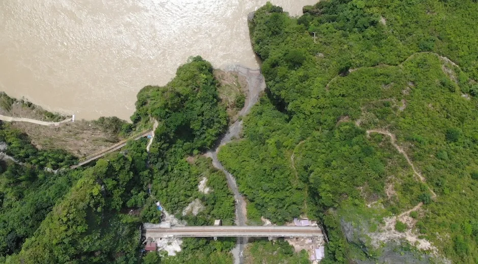 大雨来袭!两位老兵徒步走进深山里