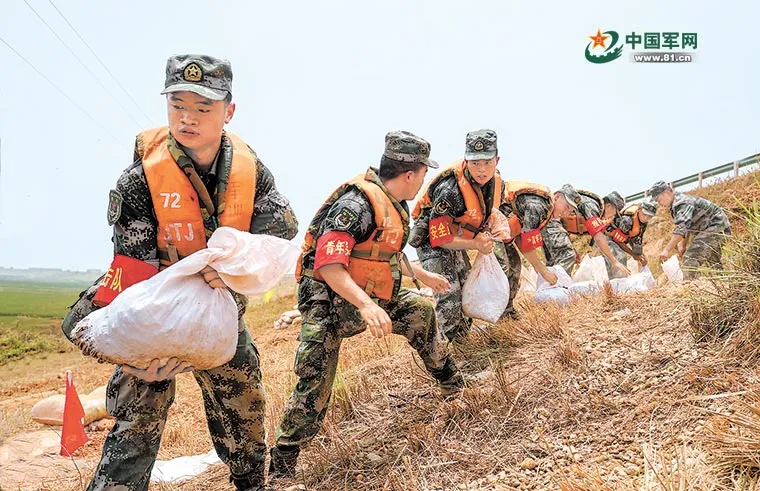 陆空协同战决口、徒步逆行战塌方，一线抗洪部队勇挑重担打硬仗!