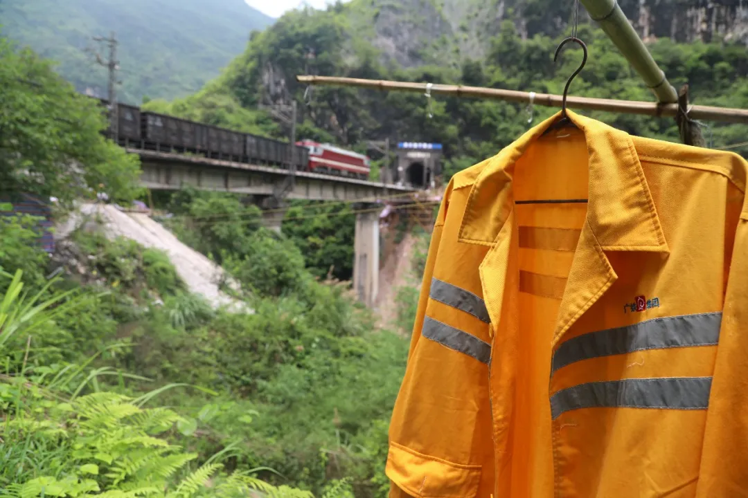 大雨来袭!两位老兵徒步走进深山里