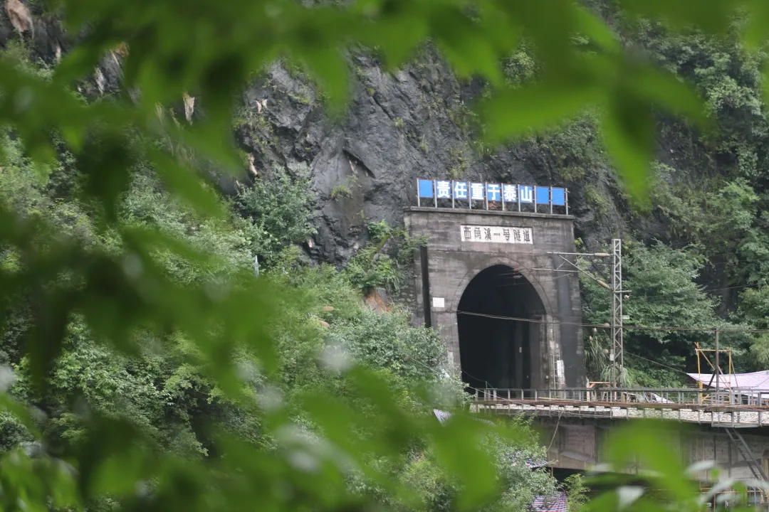 大雨来袭!两位老兵徒步走进深山里