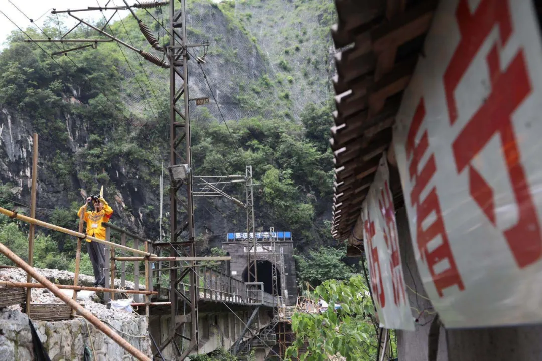 大雨来袭!两位老兵徒步走进深山里