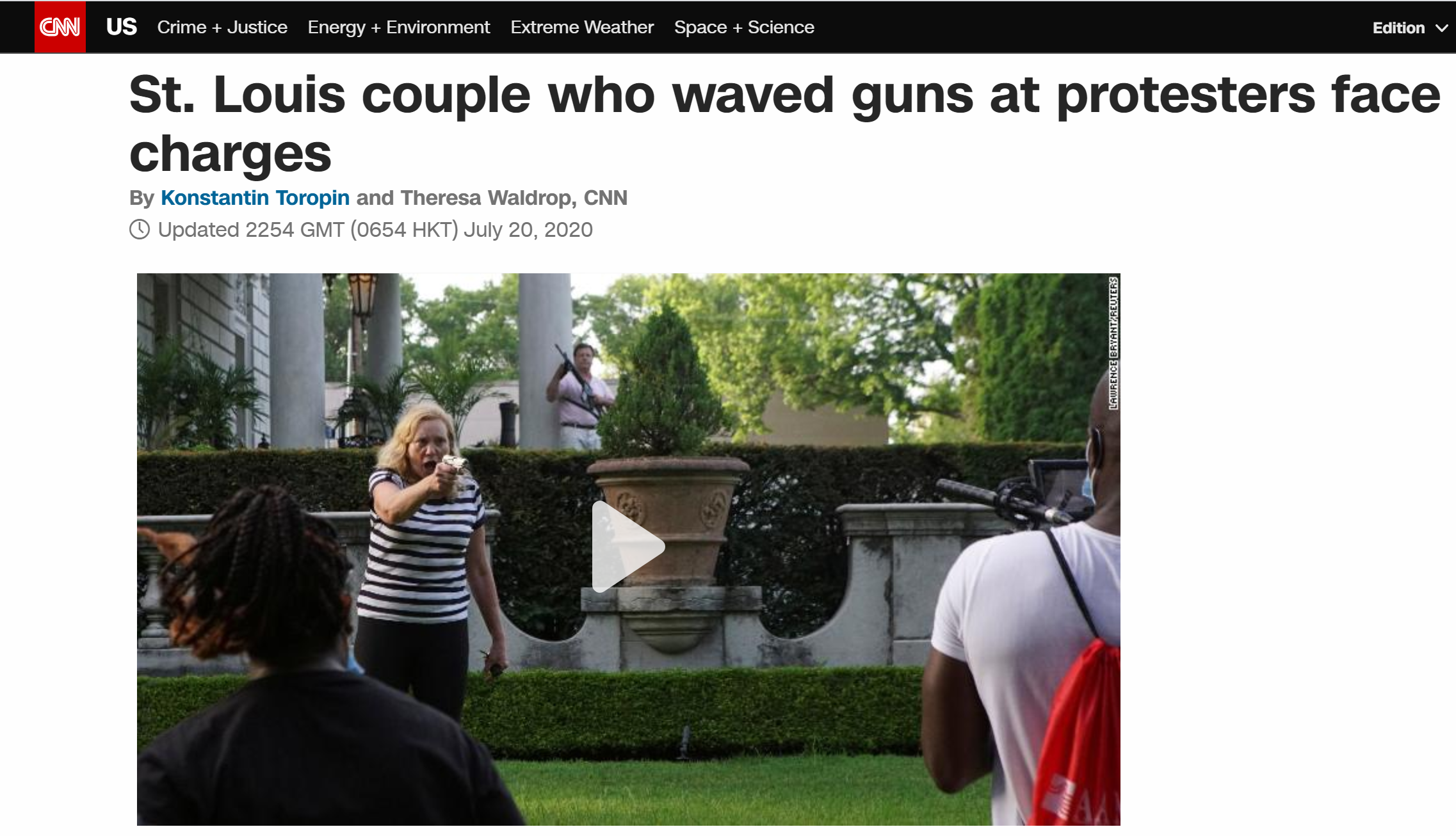 美国夫妇坚守豪宅持枪对准抗议者 被控非法使用武器罪