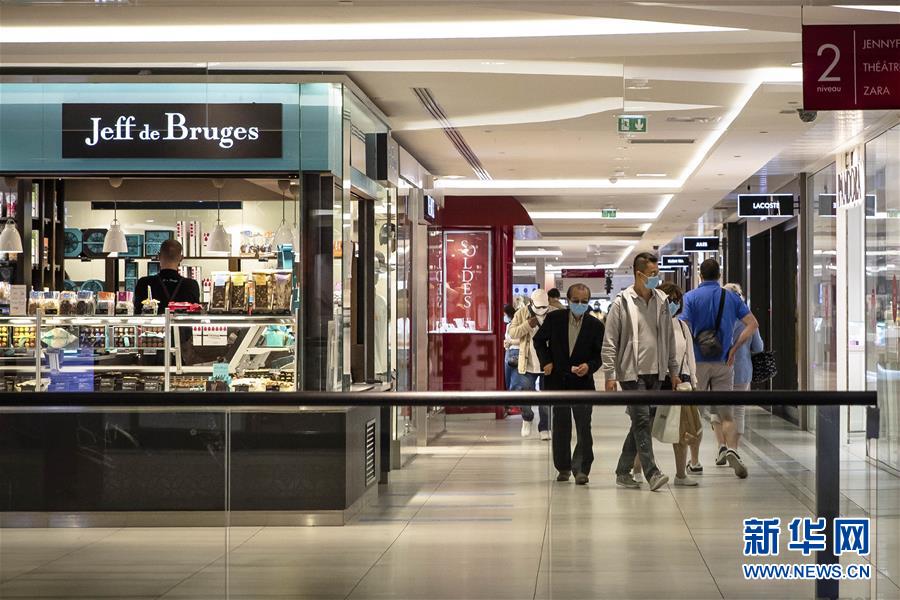 法国开始执行封闭公共场所强制戴口罩法令