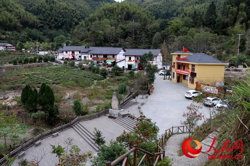 全景航拍看红土地上的多彩巨变:小康路上面貌新