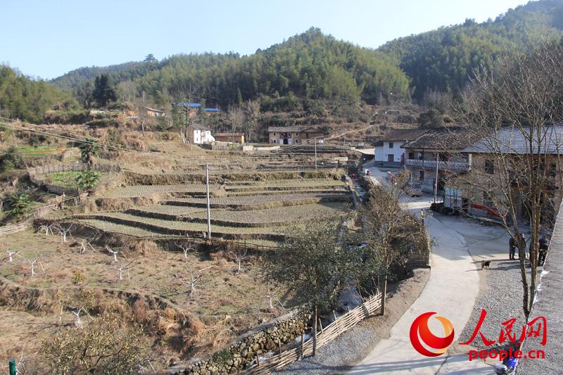 全景航拍看红土地上的多彩巨变:小康路上面貌新