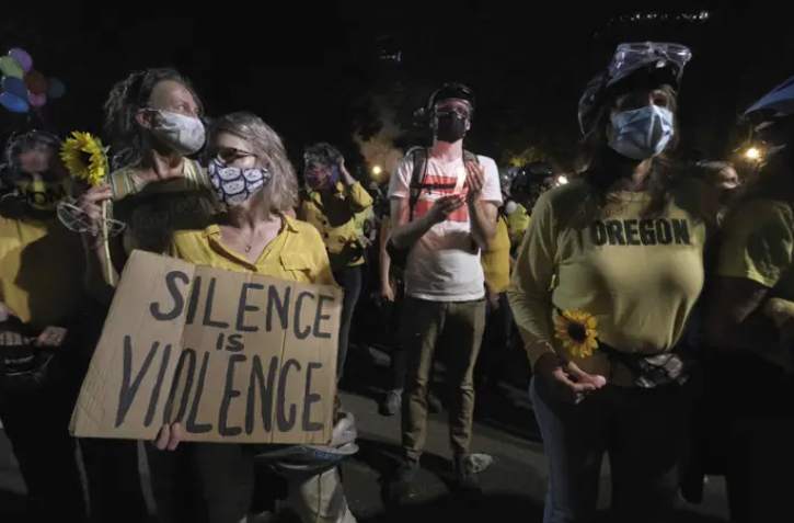 特朗普出动联邦执法人员平息示威引发轩然大波