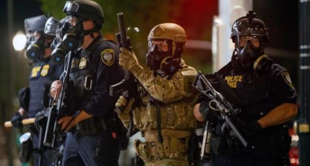 特朗普出动联邦执法人员平息示威引发轩然大波