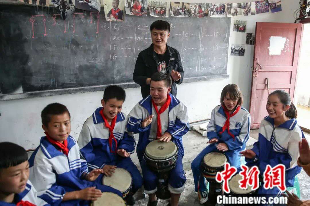 当山区小学生遇上摇滚乐 唱歌时她们的眼睛会“发光”