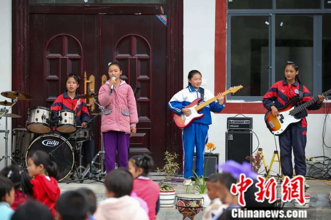 当山区小学生遇上摇滚乐 唱歌时她们的眼睛会“发光”