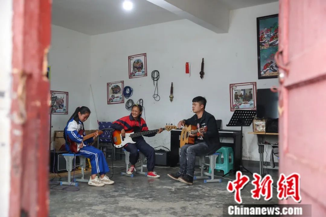 当山区小学生遇上摇滚乐 唱歌时她们的眼睛会“发光”