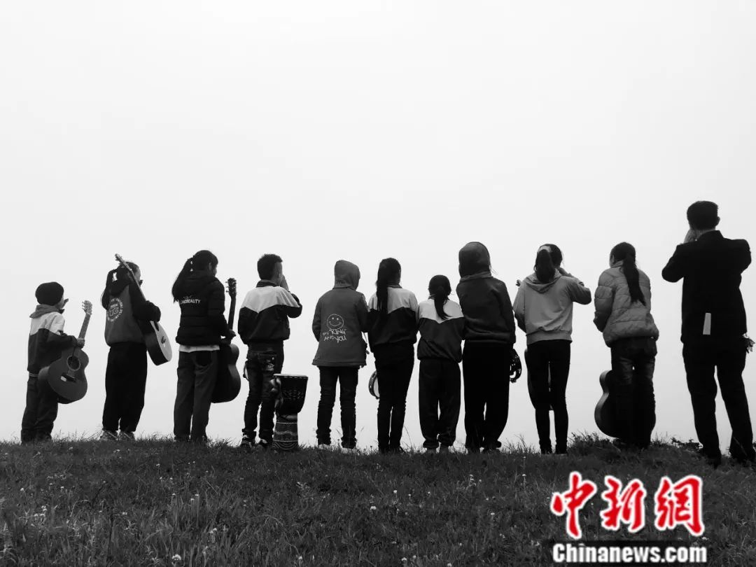 当山区小学生遇上摇滚乐 唱歌时她们的眼睛会“发光”