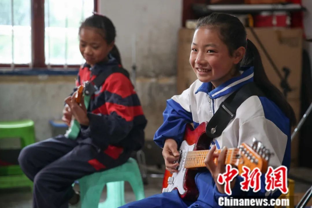 当山区小学生遇上摇滚乐 唱歌时她们的眼睛会“发光”