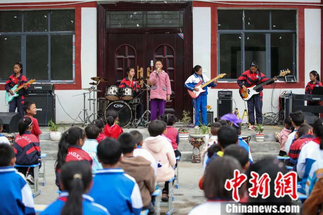 当山区小学生遇上摇滚乐 唱歌时她们的眼睛会“发光”