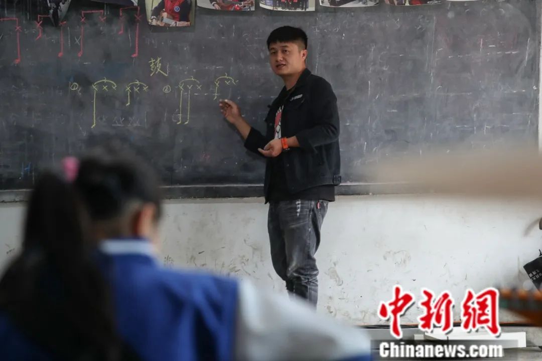 当山区小学生遇上摇滚乐 唱歌时她们的眼睛会“发光”