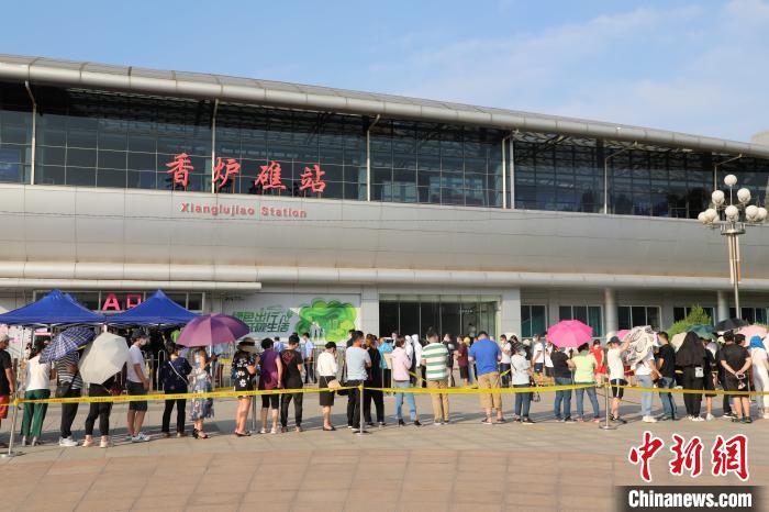 辽宁大连客运暂停 机场火车站要求乘客持核酸检测阴性证明