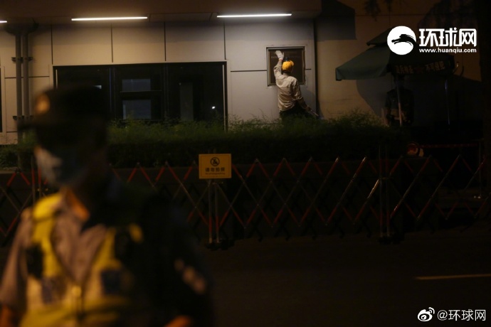 美国驻成都总领馆开始拆除门口铭牌