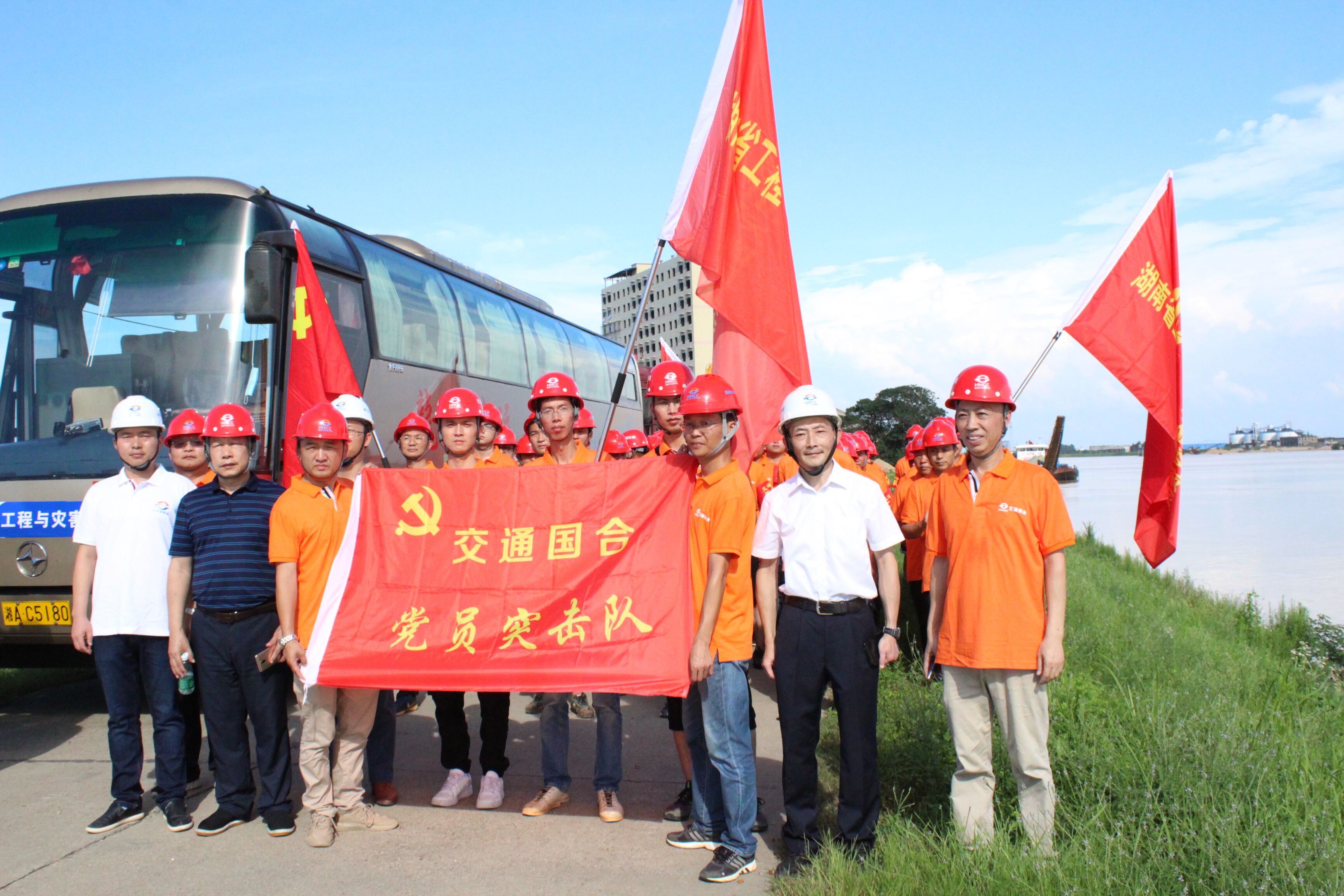 湖南交水建集团50名抢险队员赶赴抗洪一线