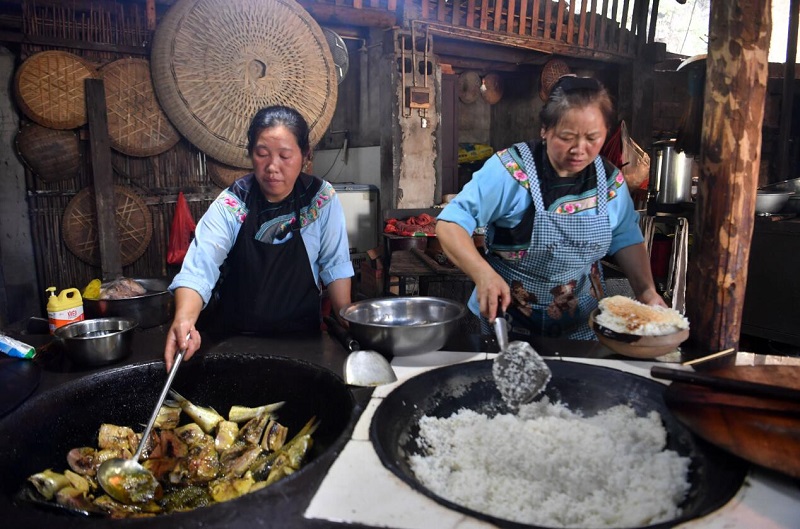 凤凰县山江镇：“翠翠”胜“翠花”，地道苗家味