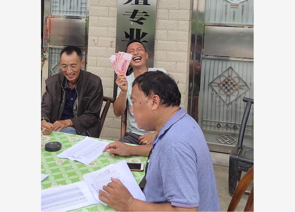 湖南澧县：贫困户当“股东” 合作社喜“分红”