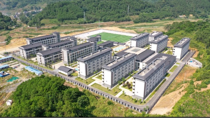 广西推进现代化学校建设：给山里娃一个家