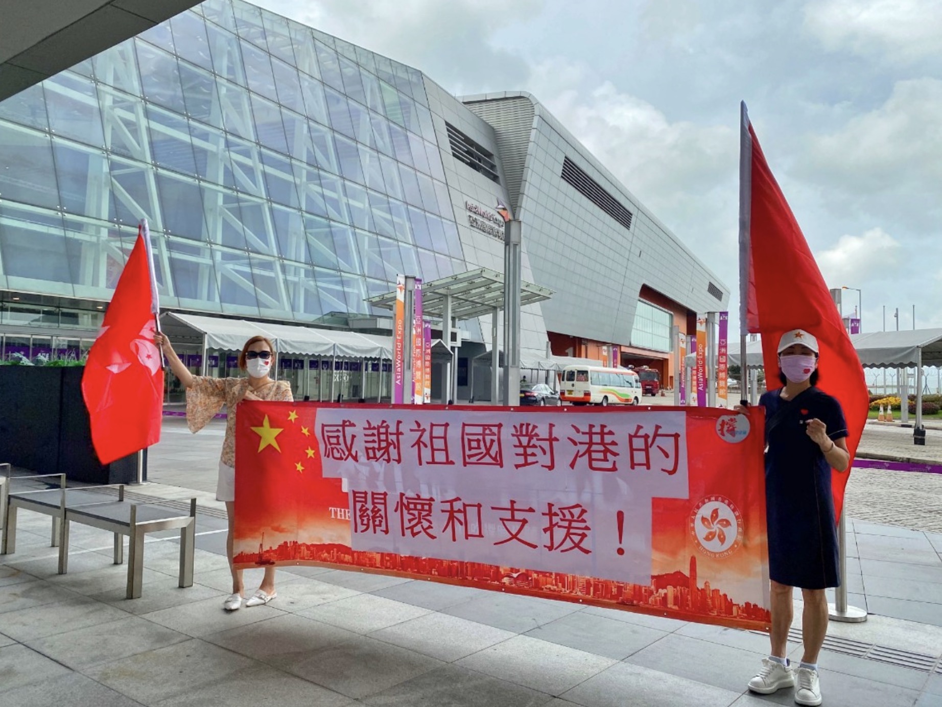 国家队来了！香港市民在街头热烈欢迎核酸检测“先遣队”抵港