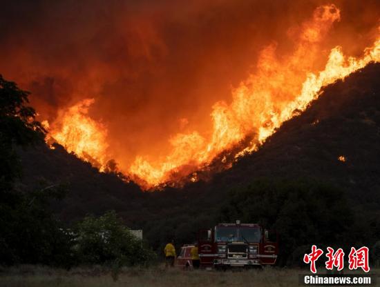 美加州南部山火持续 逾千名消防员试图控制火势