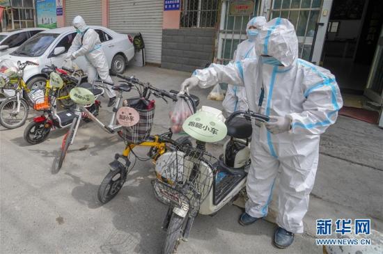 乌鲁木齐：小区里来了“跑腿小车”